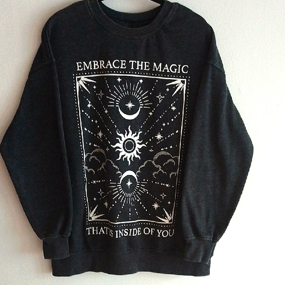 r one Sweaters - Crew Neck Graphic Sweater